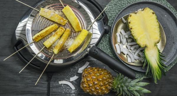 Cospargere i bastoncini con le scaglie di cocco e servire.