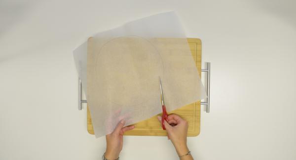 Ritagliare un disco di carta da forno con l'ausilio di un coperchio da 24 cm, inserirlo nell’Inserto “2 in 1” e adagiarvi dentro le tortillas una sopra l'altra.