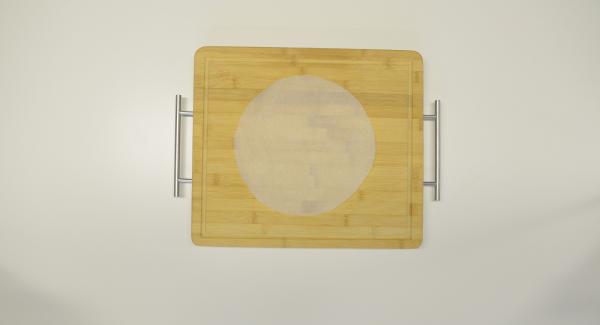 Ritagliare un disco di carta da forno con l'ausilio di un coperchio da 24 cm, inserirlo nell’Inserto “2 in 1” e adagiarvi dentro le tortillas una sopra l'altra.