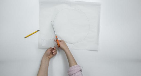 Ritagliare un disco di carta da forno con l'ausilio di un coperchio da 24 cm.