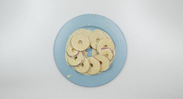Tagliare 3 mele a fettine di circa 0,5 cm. Spolverare con un po' di farina e amalgamarle alla pastella.