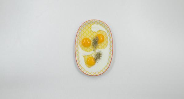 Montare le uova insieme al latte e alle erbe aromatiche. Immergere il toast nel miscuglio ottenuto.