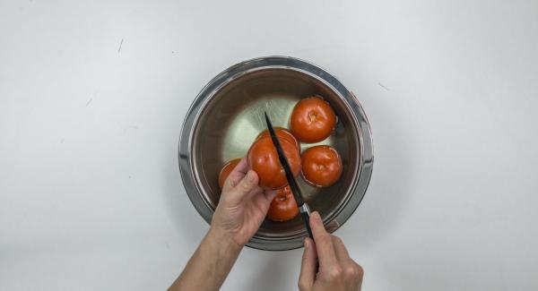 Scottare i pomodori in acqua bollente, spellarli e tagliarli grossolanamente.