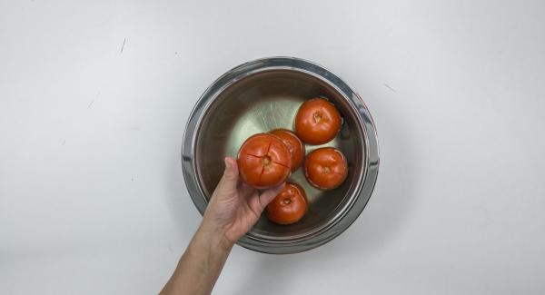 Scottare i pomodori in acqua bollente, spellarli e tagliarli grossolanamente.