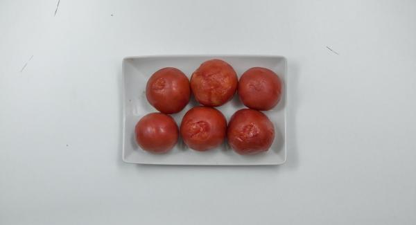 Scottare i pomodori in acqua bollente, spellarli e tagliarli grossolanamente.