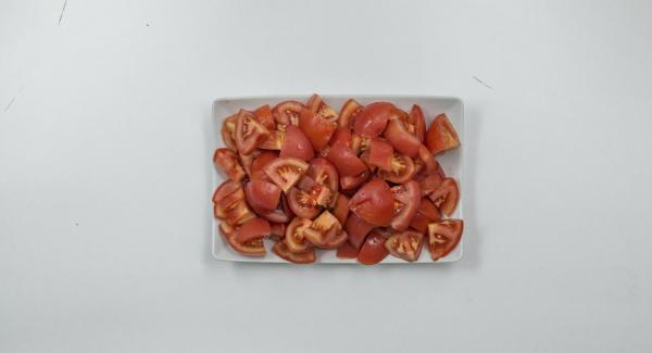Scottare i pomodori in acqua bollente, spellarli e tagliarli grossolanamente.