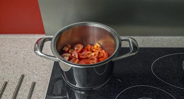Adagiare i pomodori all'interno dell'Unità di cottura e posizionarla sul fornello a calore alto. Posizionare Audiotherm sulla finestra "verdura" dopo aver impostato un tempo di 15 minuti.