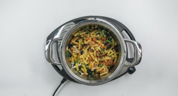 Adagiare il tutto all'interno dell'Unità di cottura insieme con i pomodori, il brodo vegetale e la pasta. Insaporire con aceto balsamico e pepe e mescolare bene. Chiudere l'Unità con Secuquick.