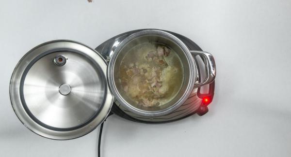 Al suono di Audiotherm, abbassare Navigenio a livello 2, adagiare lo speck a cubetti all'interno dell'Unità e far rosolare. Quindi aggiungere le zucchine tagliate a fettine insieme a 200 ml di acqua (o brodo vegetale).