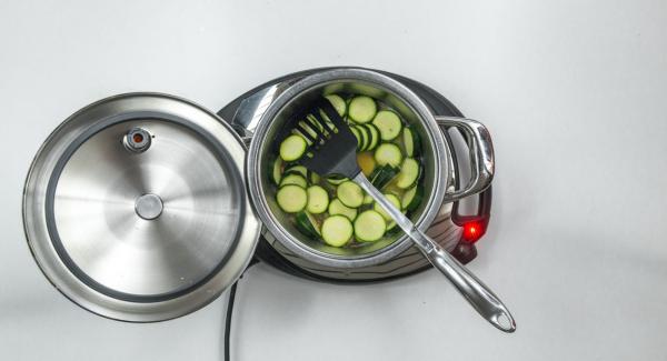 Al suono di Audiotherm, abbassare Navigenio a livello 2, adagiare lo speck a cubetti all'interno dell'Unità e far rosolare. Quindi aggiungere le zucchine tagliate a fettine insieme a 200 ml di acqua (o brodo vegetale).