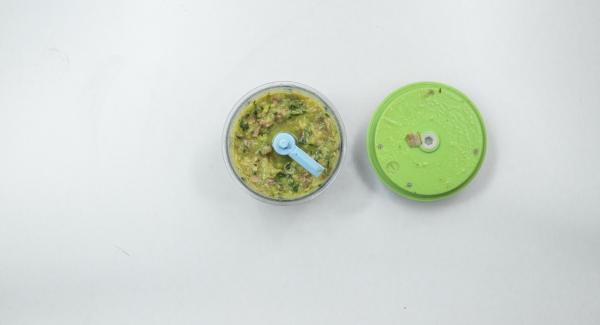 Trascorso il tempo di cottura, mettere da parte dei cubetti di speck e delle zucchine per la decorazione. Tritare nel Tritamix le zucchine e i cubetti di speck rimasti e amalgamarle con la pasta all'interno dell'Unità di cottura.