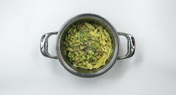 Trascorso il tempo di cottura, mettere da parte dei cubetti di speck e delle zucchine per la decorazione. Tritare nel Tritamix le zucchine e i cubetti di speck rimasti e amalgamarle con la pasta all'interno dell'Unità di cottura.