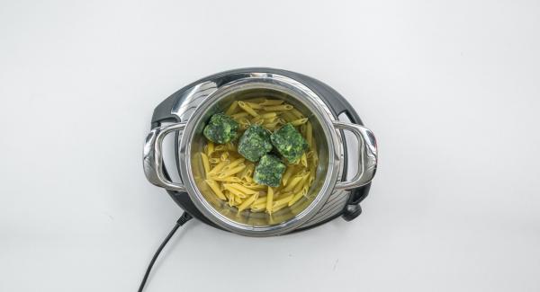 Versare la pasta e il brodo all'interno dell'Unità di cottura. Aggiungere gli spinaci.