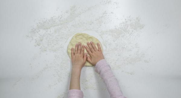 Su un piano infarinato, stendere la pasta fino a ottenere uno spessore di ca. 1,5 cm e ritagliare dei dischi di ca. 5 cm di diametro con l'ausilio di una tazza o di un bicchiere.