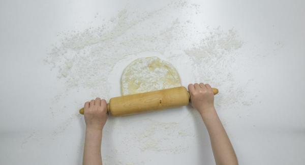 Su un piano infarinato, stendere la pasta fino a ottenere uno spessore di ca. 1,5 cm e ritagliare dei dischi di ca. 5 cm di diametro con l'ausilio di una tazza o di un bicchiere.