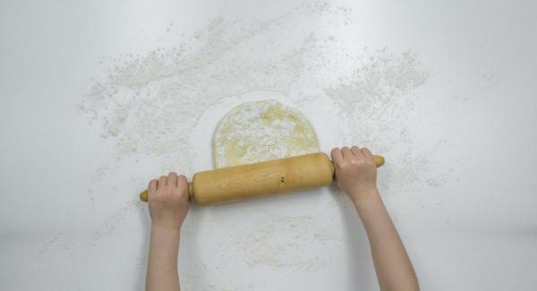 Su un piano infarinato, stendere la pasta fino a ottenere uno spessore di ca. 1,5 cm e ritagliare dei dischi di ca. 5 cm di diametro con l'ausilio di una tazza o di un bicchiere.