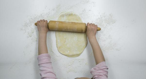 Su un piano infarinato, stendere la pasta fino a ottenere uno spessore di ca. 1,5 cm e ritagliare dei dischi di ca. 5 cm di diametro con l'ausilio di una tazza o di un bicchiere.