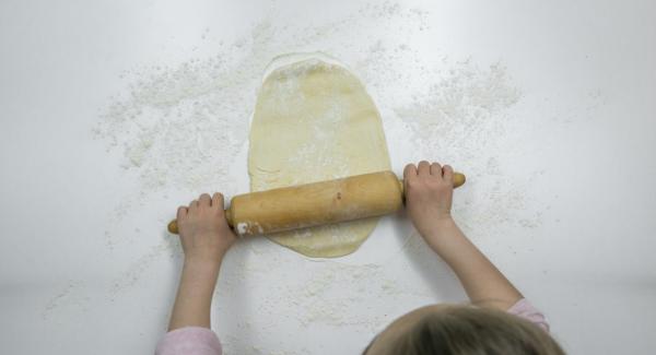 Su un piano infarinato, stendere la pasta fino a ottenere uno spessore di ca. 1,5 cm e ritagliare dei dischi di ca. 5 cm di diametro con l'ausilio di una tazza o di un bicchiere.