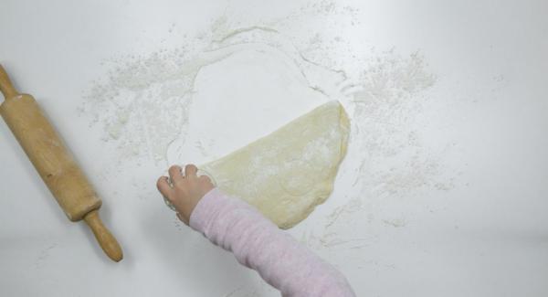 Su un piano infarinato, stendere la pasta fino a ottenere uno spessore di ca. 1,5 cm e ritagliare dei dischi di ca. 5 cm di diametro con l'ausilio di una tazza o di un bicchiere.