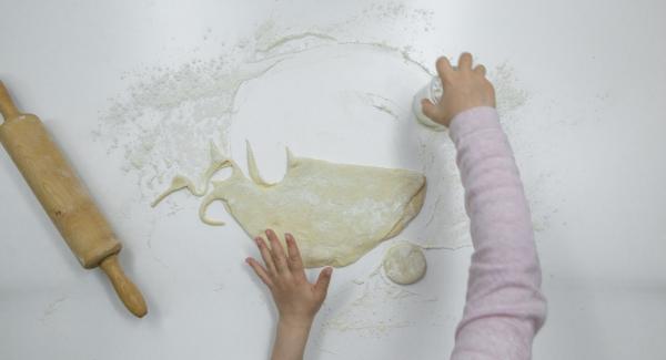 Su un piano infarinato, stendere la pasta fino a ottenere uno spessore di ca. 1,5 cm e ritagliare dei dischi di ca. 5 cm di diametro con l'ausilio di una tazza o di un bicchiere.