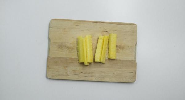 Tagliare l'ananas in 6 bastoncini e spolverizzarli con lo zucchero a velo. Infilare poi ogni bastoncino in uno spiedino di legno.