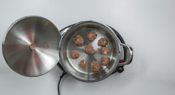 Al suono di Audiotherm, abbassare il calore e rosolare brevemente le polpette.