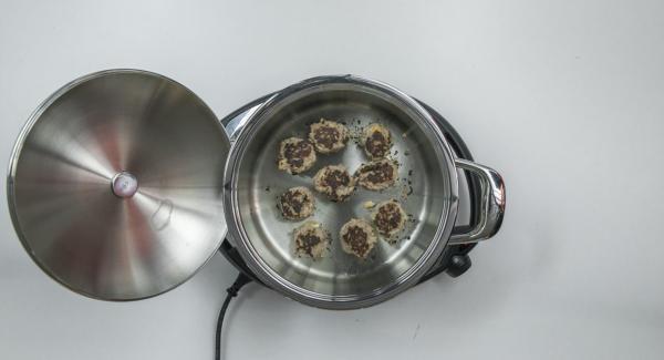 Al suono di Audiotherm, abbassare il calore e rosolare brevemente le polpette.