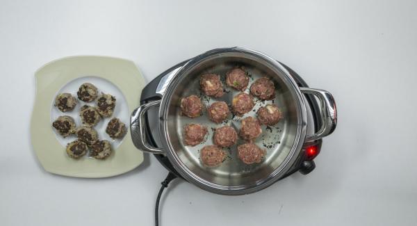 Al suono di Audiotherm, abbassare il calore e rosolare brevemente le polpette.