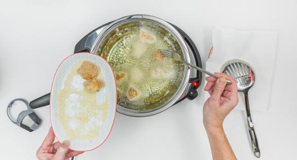 Al suono di Audiotherm, abbassare Navigenio a livello 2 e posizionare i bocconcini di pollo nell'olio e coprire nuovamente la Padella con il coperchio.