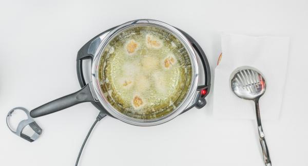 Al suono di Audiotherm, abbassare Navigenio a livello 2 e posizionare i bocconcini di pollo nell'olio e coprire nuovamente la Padella con il coperchio.