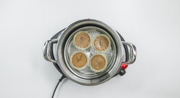 Al suono di Audiotherm,abbassare Navigenio a livello 2 ,posizionare gli stampini con la Softiera nell’Unità di cottura calda, coprire con il coperchio e attendere fino a raggiungere nuovamente la finestra “carne".