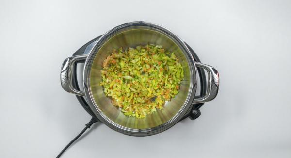 Inserire gli ingredienti tritati nell'Unità Gourmet 24 cm, coprirla con EasyQuick e posizionarla su Navigenio impostato a livello 6. Con l'ausilio di Audiotherm riscaldare fino alla finestra "carne".