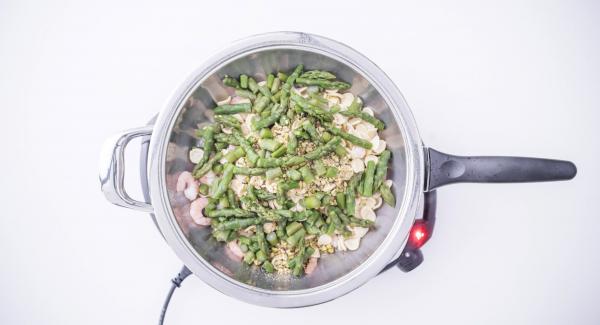 Al suono di Audiotherm, aggiungere le orecchiette, dell'acqua (per ogni bicchiere di orecchiette è necessario un bicchiere d'acqua), i gamberetti, i pistacchi, le cime di asparagi e un pizzico di sale.