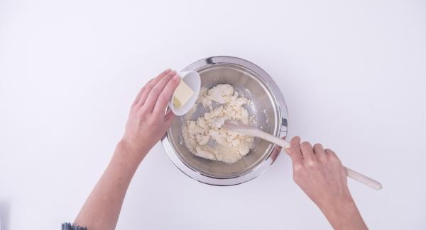 Per gli gnocchetti, mescolare la ricotta con il parmigiano grattugiato, il burro, il pangrattato, i tuorli d'uovo, sale e pepe e la noce moscata. Lasciare riposare il tutto per ca. 10 minuti.