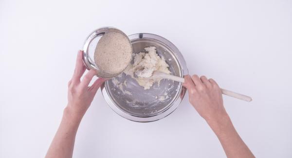 Per gli gnocchetti, mescolare la ricotta con il parmigiano grattugiato, il burro, il pangrattato, i tuorli d'uovo, sale e pepe e la noce moscata. Lasciare riposare il tutto per ca. 10 minuti.