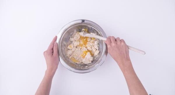 Per gli gnocchetti, mescolare la ricotta con il parmigiano grattugiato, il burro, il pangrattato, i tuorli d'uovo, sale e pepe e la noce moscata. Lasciare riposare il tutto per ca. 10 minuti.