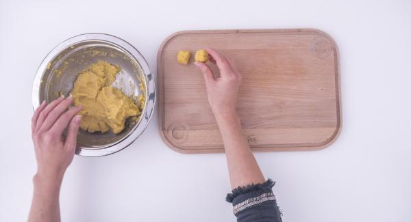 Con l'ausilio di un coperchio di 24 cm, tagliare un foglio di carta forno dello stesso diametro. Formare con l'impasto una dozzina di gnocchetti. Disporre la carta forno all'interno dell'Inserto "2 in 1" e collocare gli gnocchetti sopra di essi.