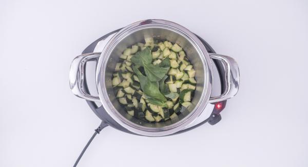 Al suono di Audiotherm, rimuovere l'Inserto "2 in 1", aggiungere le foglie di basilico alle zucchine cotte e frullare il tutto con l'ausilio di un frullatore a immersione. Irrorare il frullato con la panna e il succo di limone e condire con noce moscata, sale e pepe.