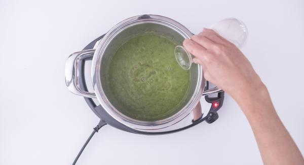 Al suono di Audiotherm, rimuovere l'Inserto "2 in 1", aggiungere le foglie di basilico alle zucchine cotte e frullare il tutto con l'ausilio di un frullatore a immersione. Irrorare il frullato con la panna e il succo di limone e condire con noce moscata, sale e pepe.