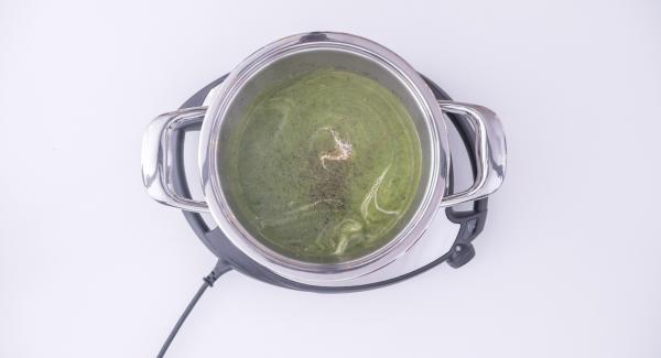 Al suono di Audiotherm, rimuovere l'Inserto "2 in 1", aggiungere le foglie di basilico alle zucchine cotte e frullare il tutto con l'ausilio di un frullatore a immersione. Irrorare il frullato con la panna e il succo di limone e condire con noce moscata, sale e pepe.