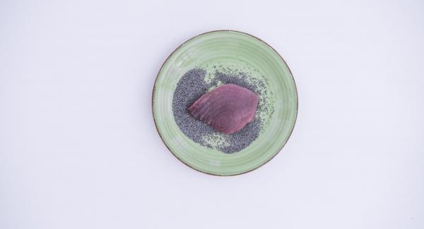 Tritare con l’aiuto di Tritamix la feta, i pomodorini e le olive taggiasche e insaporire il tutto con un filo d’olio. Cospargere i filetti di tonno con i semi di papavero.