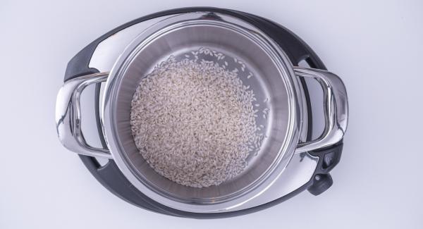 Inserire il riso, il brodo e lo zafferano all’interno di un’Unità 20 cm 3,0l.