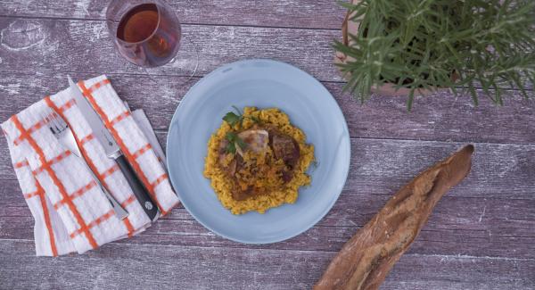 Mantecare il risotto con il parmigiano e servire.