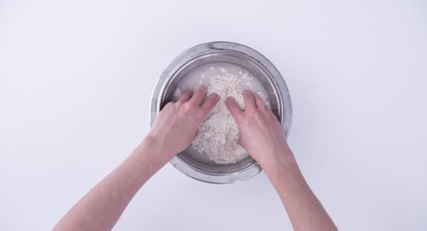 Preparare l'impasto amalgamando la farina, il lievito, l'acqua e il sale. Lasciarlo a riposo in un luogo tiepido e coprirlo in modo da favorirne una consistente lievitazione.