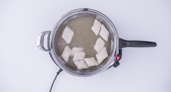 Al suono di Audiotherm, abbassare Navigenio a livello 4, rimuovere il coperchio e adagiare i rombi di pasta all'interno della Padella. Completare la cottura dei rombi di pasta fino a ottenere la doratura desiderata, rigirandoli più volte da entrambi i lati.