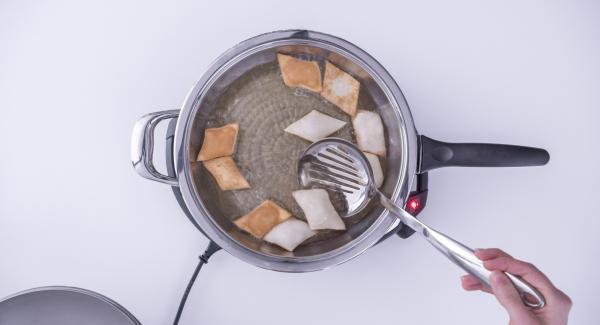 A cottura ultimata, estrarre i rombi dalla Padella ponendoli di volta in volta su della carta assorbente. Tenerli in caldo e servire.