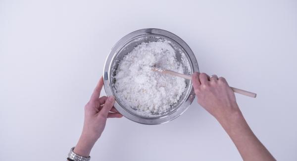 Mescolare in una Bacinella Combi la granella di cocco, gli albumi e lo zucchero a velo e formare delle palline con il composto ottenuto.