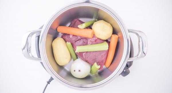 Lavare e pelare le cipolle, le carote e le patate. Infilzare i chiodi di garofano nelle cipolle pelate e lavare i gambi di sedano. Adagiare all'interno dell'Unità di cottura la carne, le verdure e un bicchiere d'acqua.
