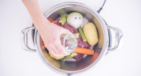 Lavare e pelare le cipolle, le carote e le patate. Infilzare i chiodi di garofano nelle cipolle pelate e lavare i gambi di sedano. Adagiare all'interno dell'Unità di cottura la carne, le verdure e un bicchiere d'acqua.