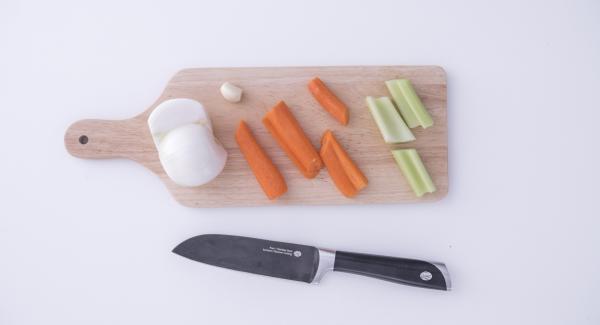 Lavare e pelare la carota, la cipolla e lo spicchio d'aglio. Lavare il sedano e adagiare il tutto all'interno dell'Unità di cottura insieme a passata di pomodoro, salamelle, acqua e lenticchie.